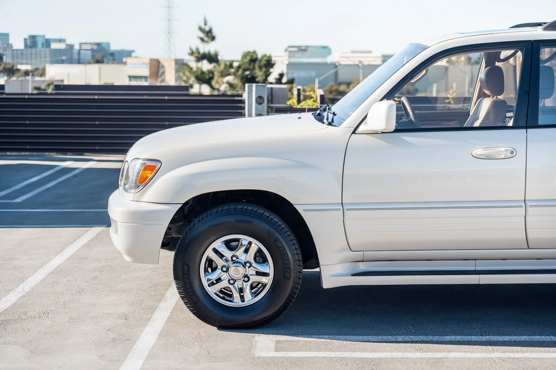 1999 Lexus LX 2nd Gen - Image 25 of 31