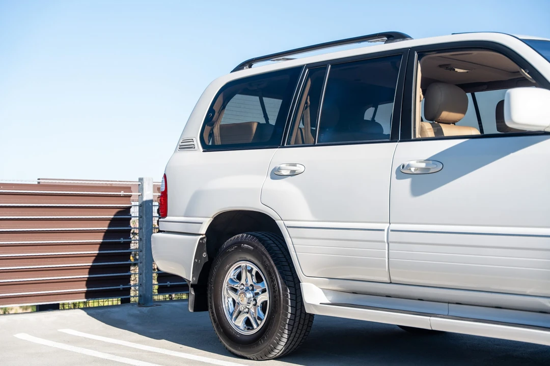 1999 Lexus LX 2nd Gen - Image 19 of 31