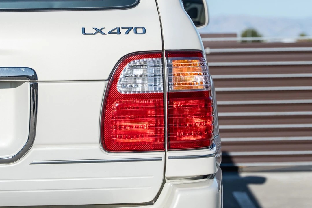 1999 Lexus LX 2nd Gen - Image 16 of 31