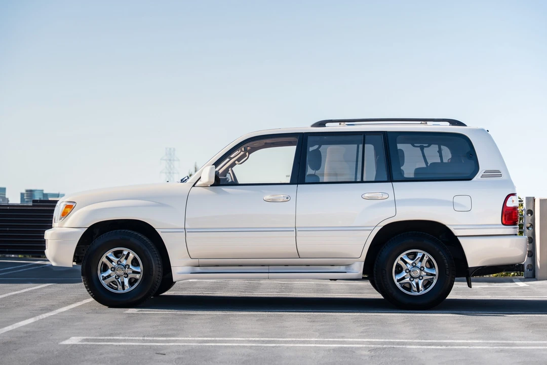 1999 Lexus LX 2nd Gen - Image 10 of 31