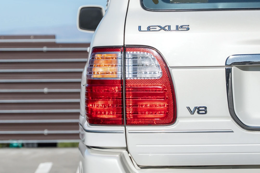 1999 Lexus LX 2nd Gen - Image 15 of 31