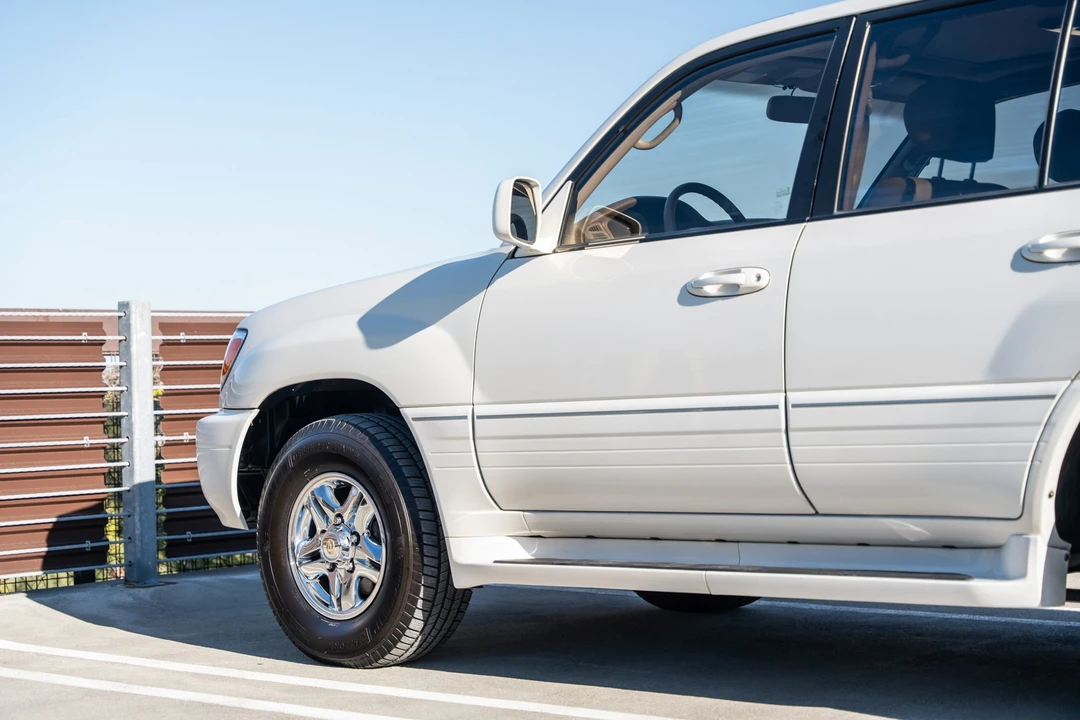 1999 Lexus LX 2nd Gen - Image 17 of 31