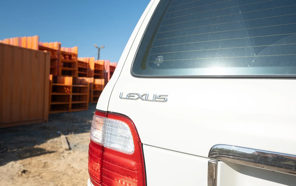 1999 Lexus LX 2nd Gen - Image 10 of 31