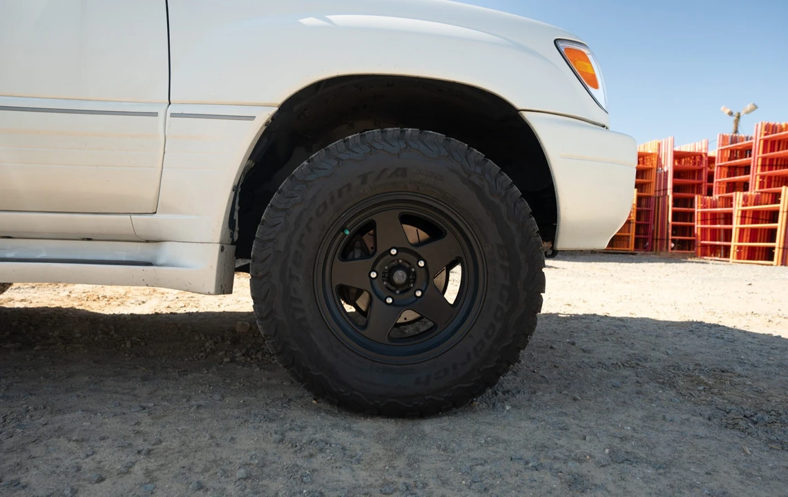 1999 Lexus LX 2nd Gen - Image 25 of 31