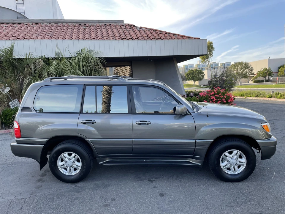 1999 Lexus LX 2nd Gen - Image 10 of 31