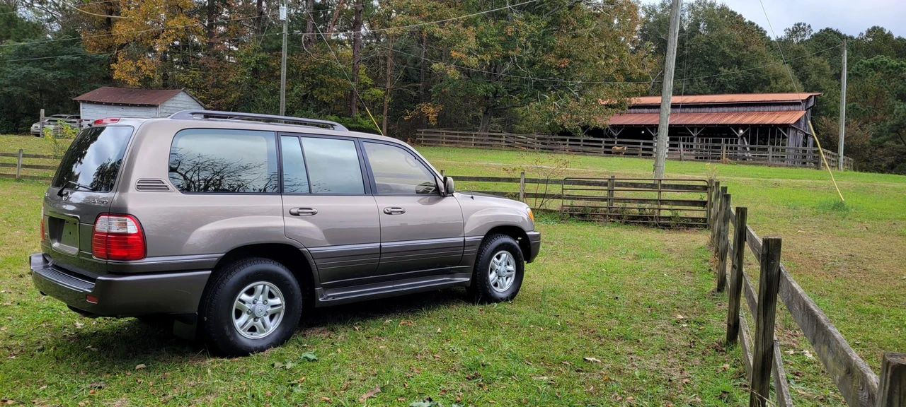 1999 Lexus LX 2nd Gen - Image 23 of 31
