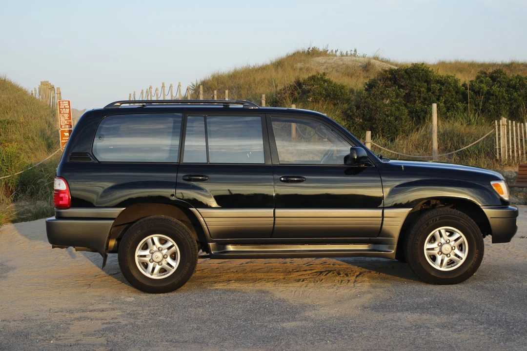 1999 Lexus LX 2nd Gen - Image 12 of 31