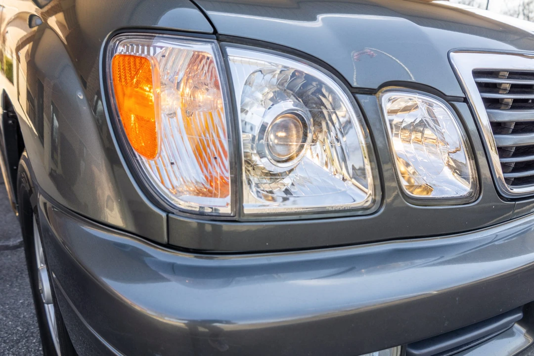 1999 Lexus LX 2nd Gen - Image 16 of 31