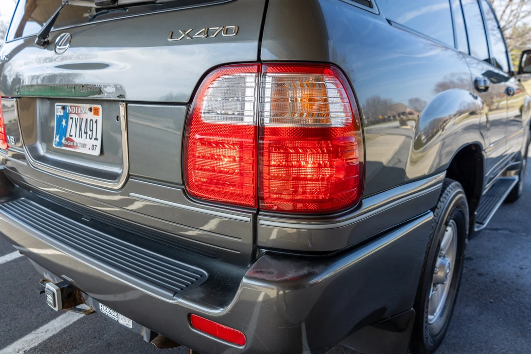 1999 Lexus LX 2nd Gen - Image 18 of 31