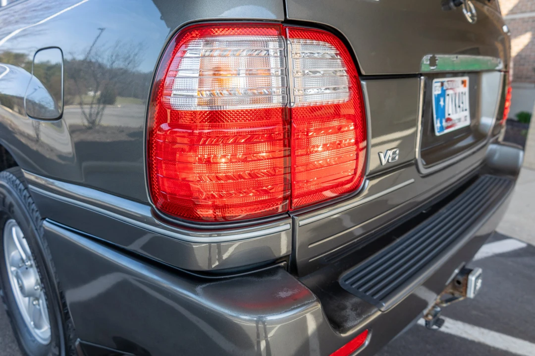 1999 Lexus LX 2nd Gen - Image 19 of 31