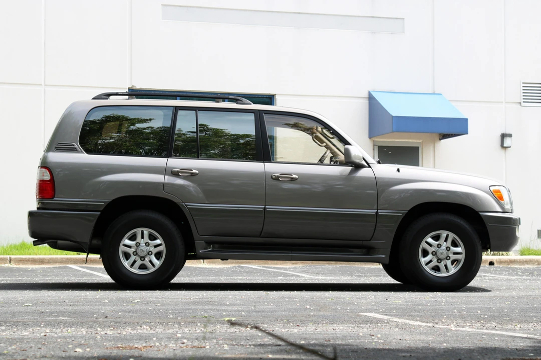 1999 Lexus LX 2nd Gen - Image 16 of 31