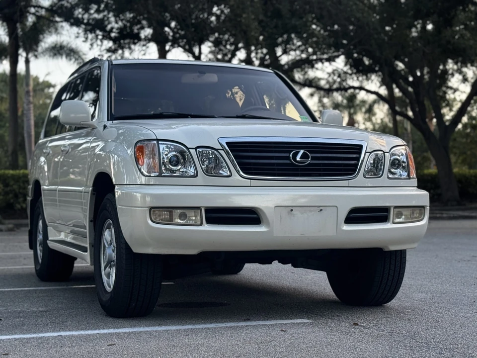1999 Lexus LX 2nd Gen - Image 17 of 31