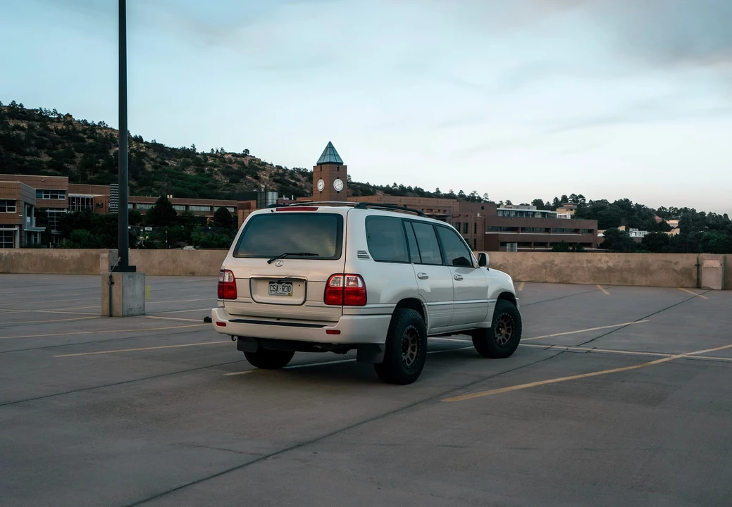 1999 Lexus LX 2nd Gen - Image 23 of 31