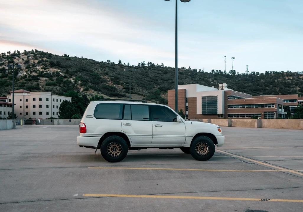 1999 Lexus LX 2nd Gen - Image 20 of 31