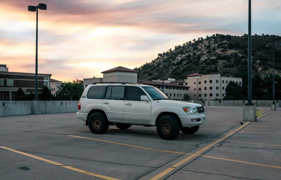 1999 Lexus LX 2nd Gen - Image 19 of 31