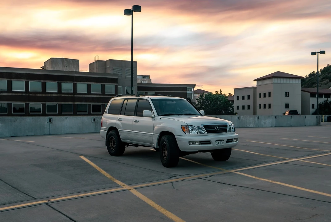 1999 Lexus LX 2nd Gen - Image 18 of 31