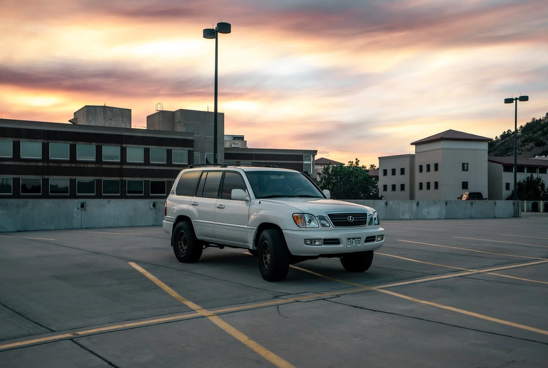 1999 Lexus LX 2nd Gen - Image 17 of 31