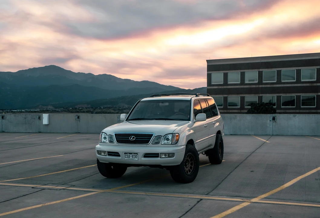 1999 Lexus LX 2nd Gen - Image 12 of 31