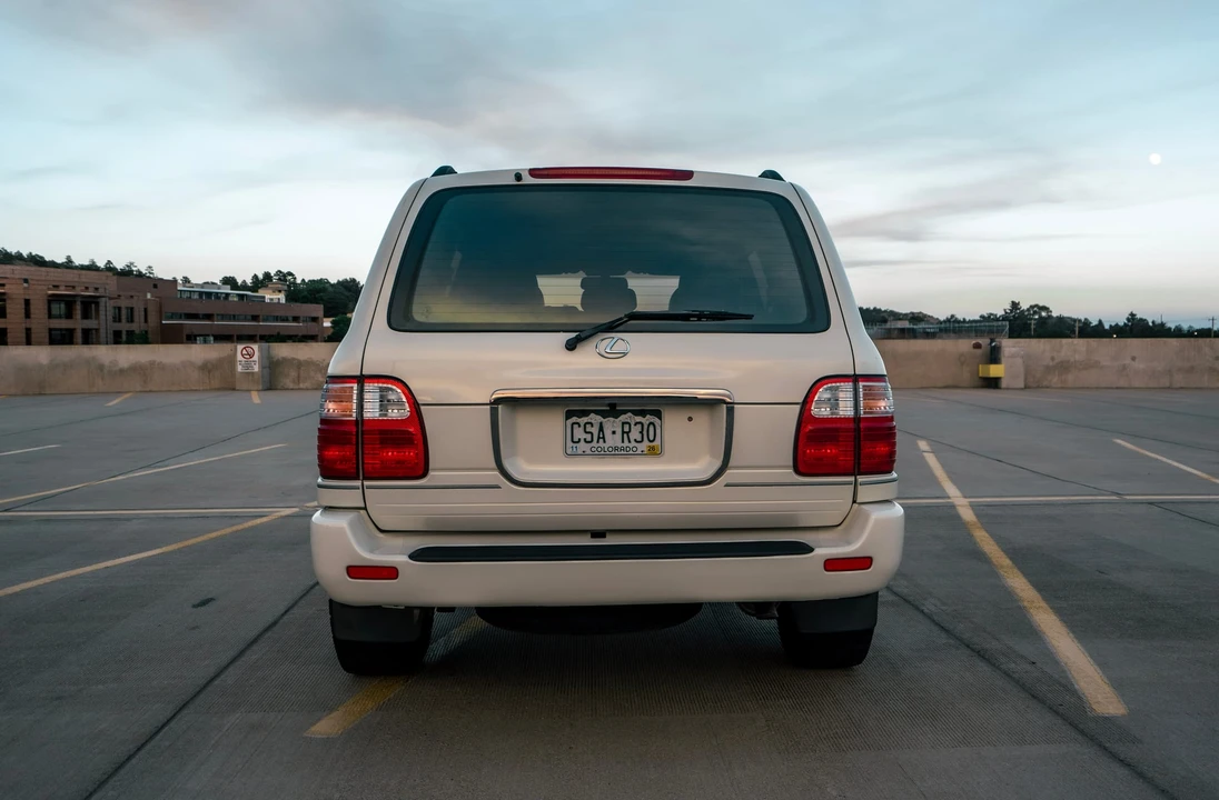 1999 Lexus LX 2nd Gen - Image 26 of 31