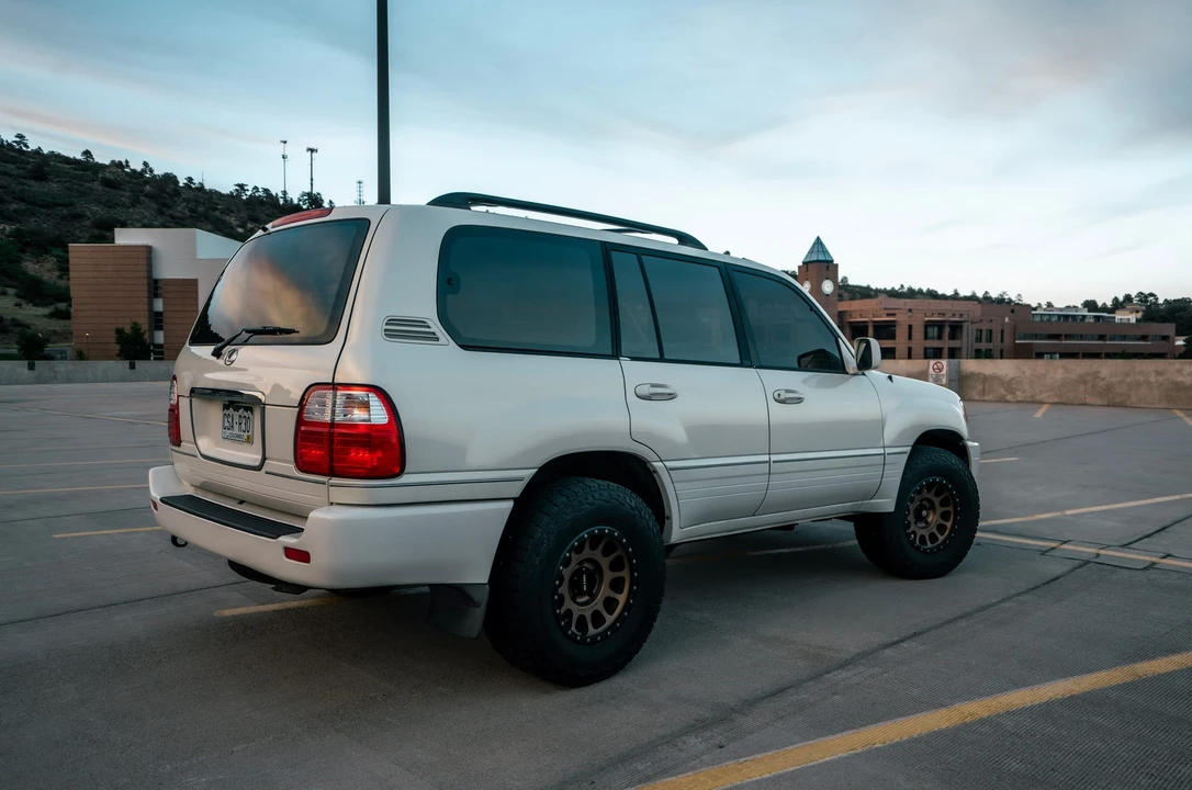 1999 Lexus LX 2nd Gen - Image 22 of 31