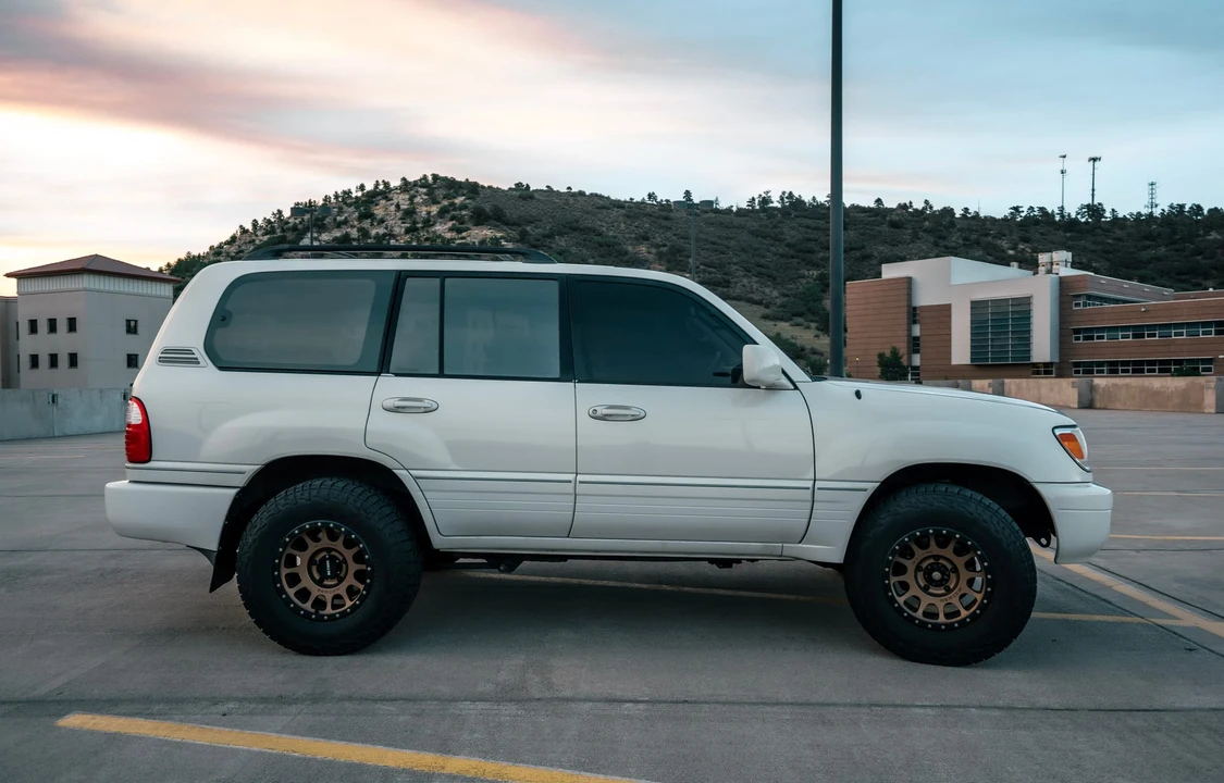 1999 Lexus LX 2nd Gen - Image 21 of 31