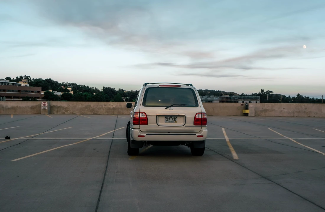 1999 Lexus LX 2nd Gen - Image 25 of 31