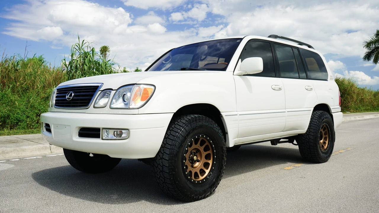 1999 Lexus LX 2nd Gen - Image 8 of 31