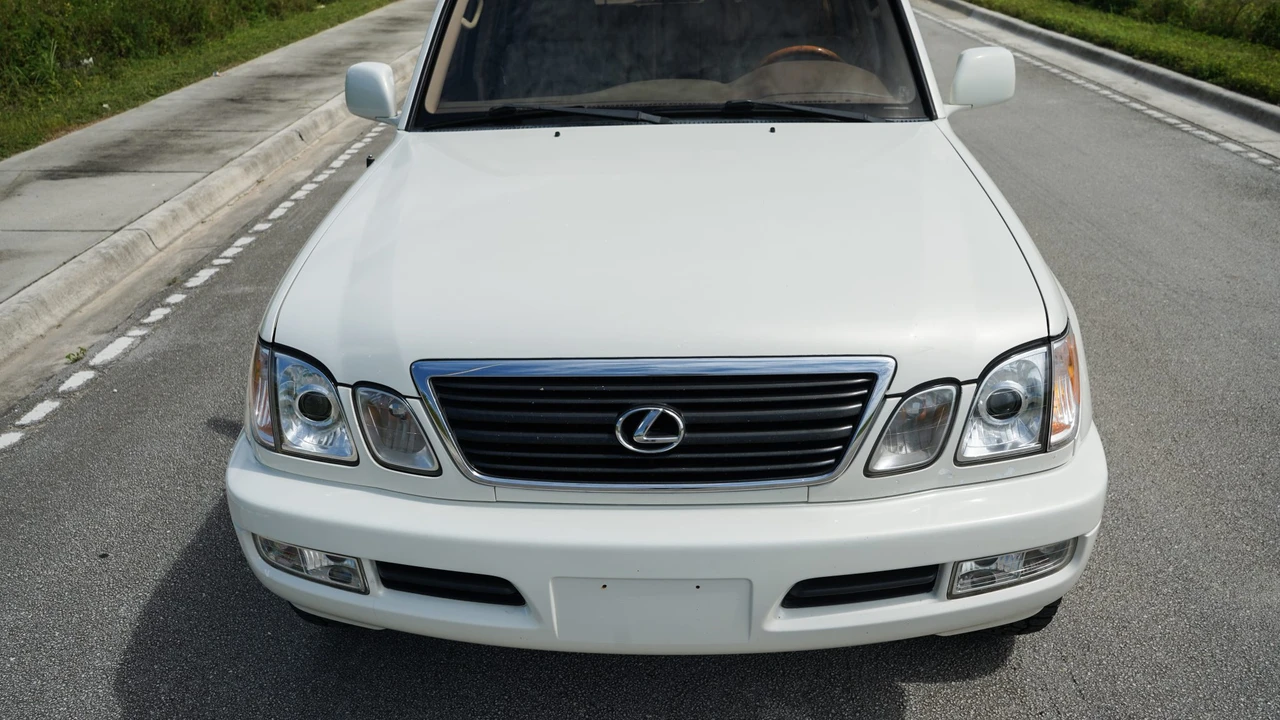 1999 Lexus LX 2nd Gen - Image 26 of 31
