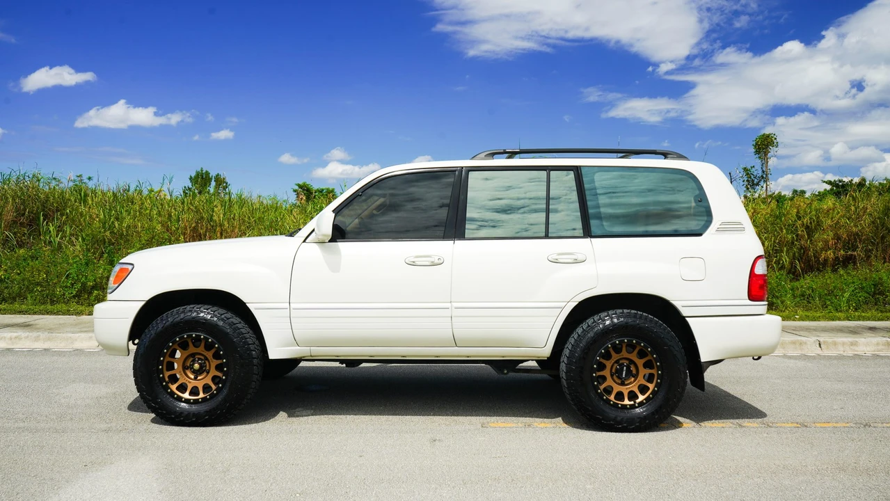 1999 Lexus LX 2nd Gen - Image 19 of 31