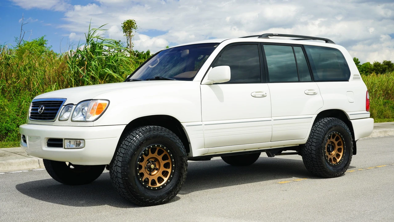 1999 Lexus LX 2nd Gen - Image 9 of 31