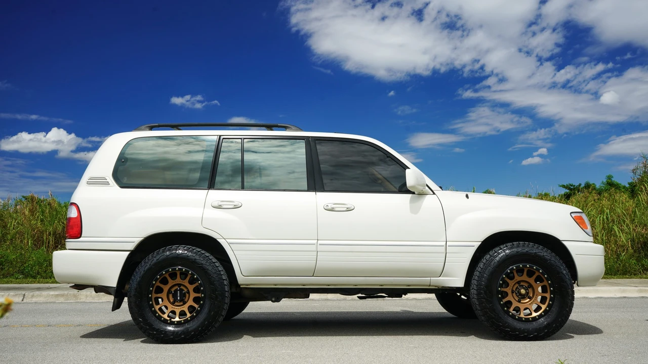 1999 Lexus LX 2nd Gen - Image 22 of 31