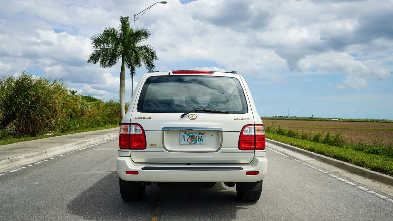 1999 Lexus LX 2nd Gen - Image 10 of 31