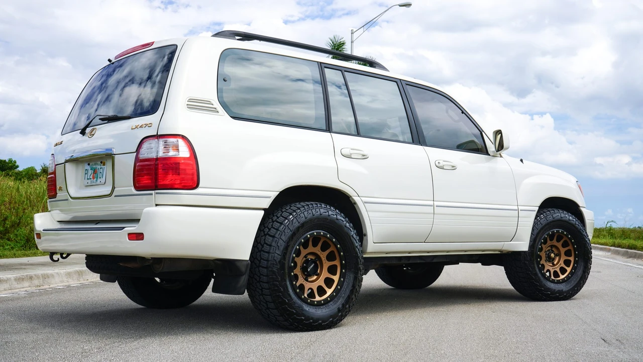 1999 Lexus LX 2nd Gen - Image 12 of 31