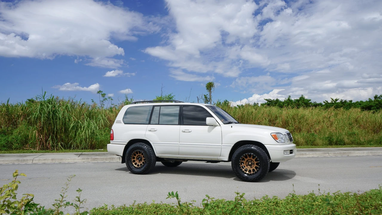 1999 Lexus LX 2nd Gen - Image 23 of 31