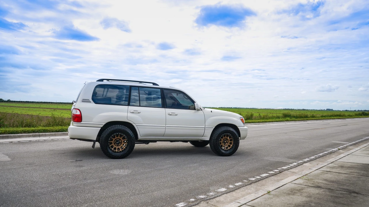 1999 Lexus LX 2nd Gen - Image 14 of 31