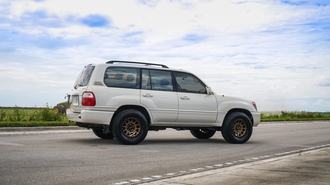 1999 Lexus LX 2nd Gen - Image 13 of 31
