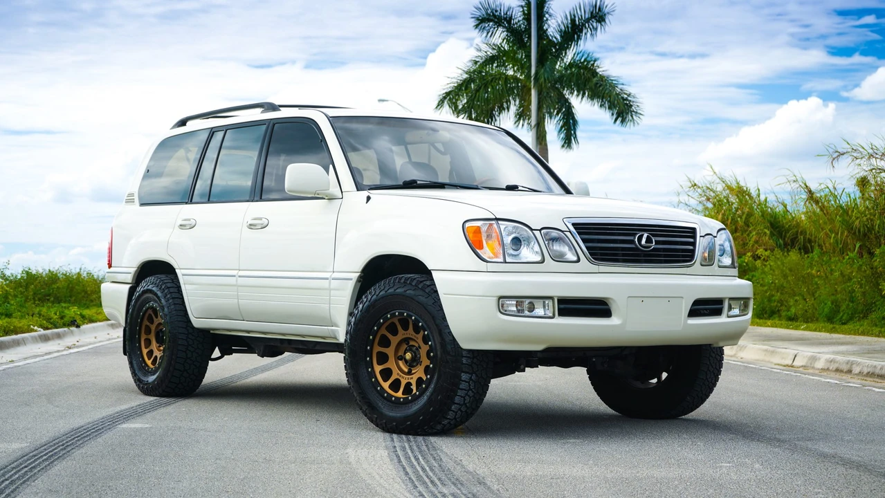 1999 Lexus LX 2nd Gen - Image 18 of 31