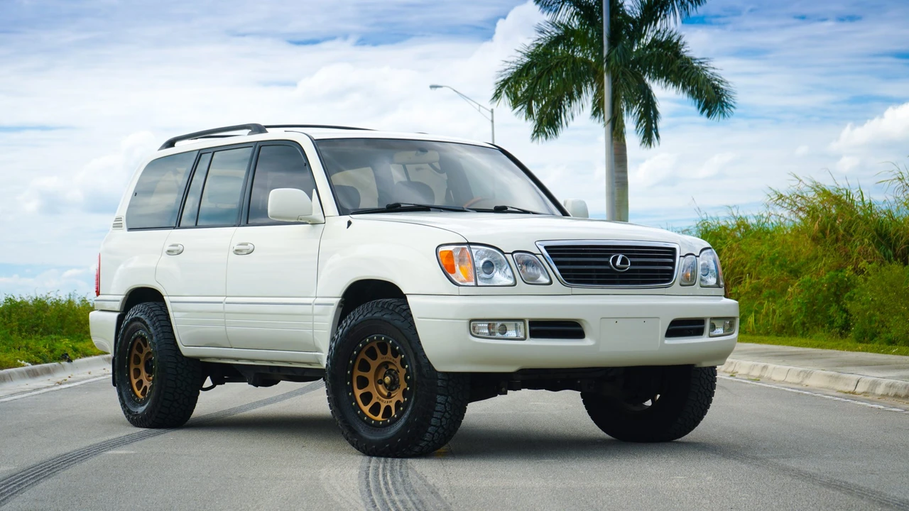 1999 Lexus LX 2nd Gen - Image 17 of 31