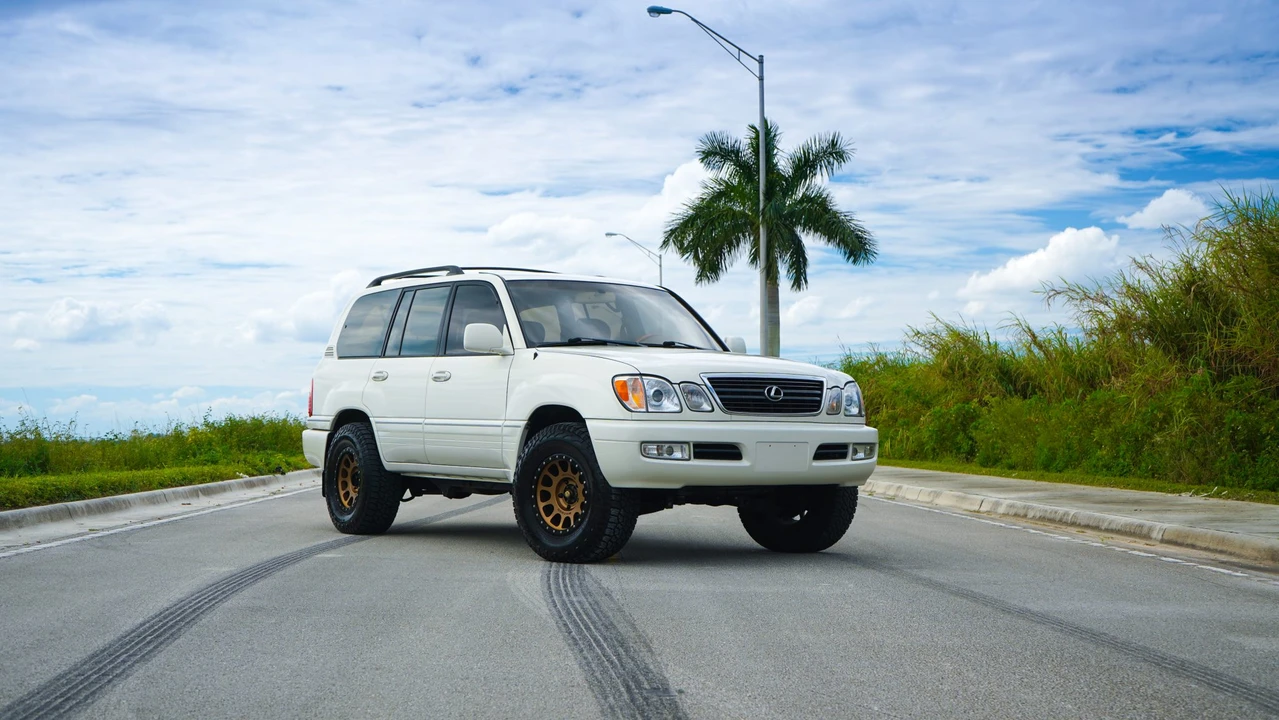 1999 Lexus LX 2nd Gen - Image 16 of 31