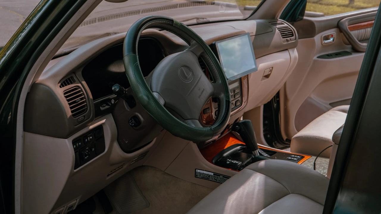 1999 Lexus LX 2nd Gen - Image 27 of 31