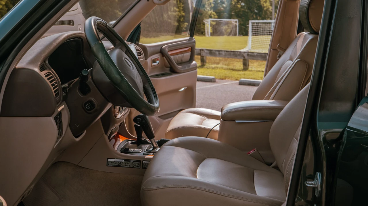 1999 Lexus LX 2nd Gen - Image 26 of 31