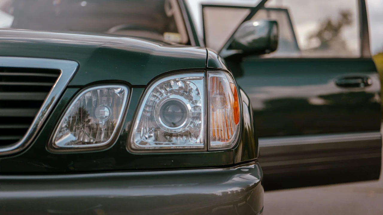 1999 Lexus LX 2nd Gen - Image 17 of 31
