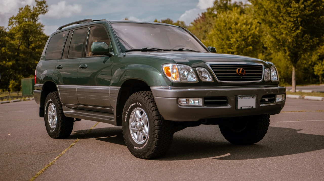 1999 Lexus LX 2nd Gen - Image 15 of 31