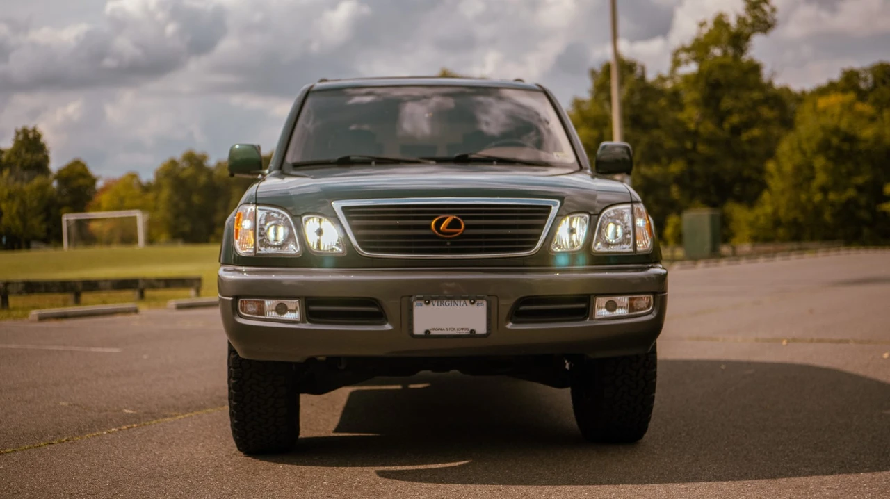 1999 Lexus LX 2nd Gen - Image 13 of 31