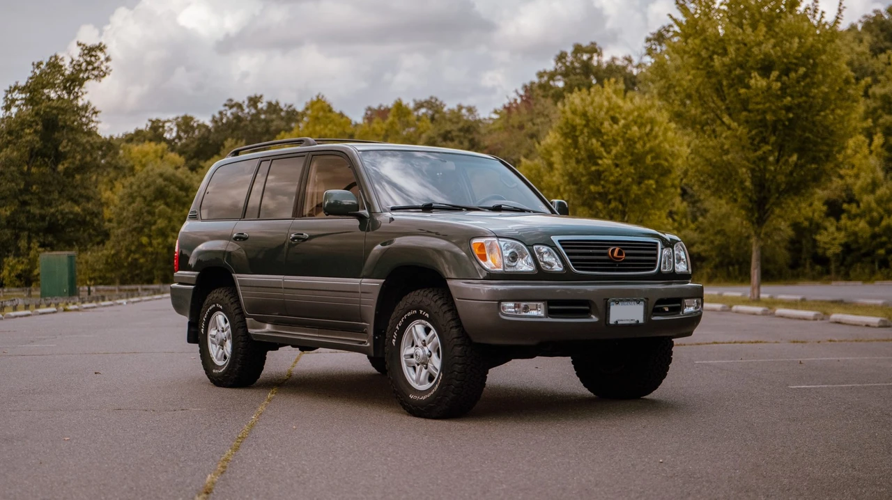 1999 Lexus LX 2nd Gen - Image 11 of 31