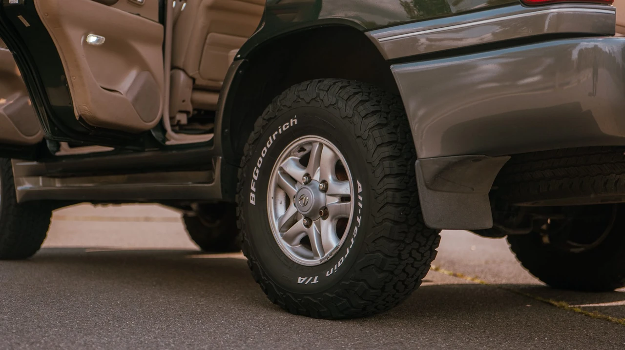1999 Lexus LX 2nd Gen - Image 24 of 31