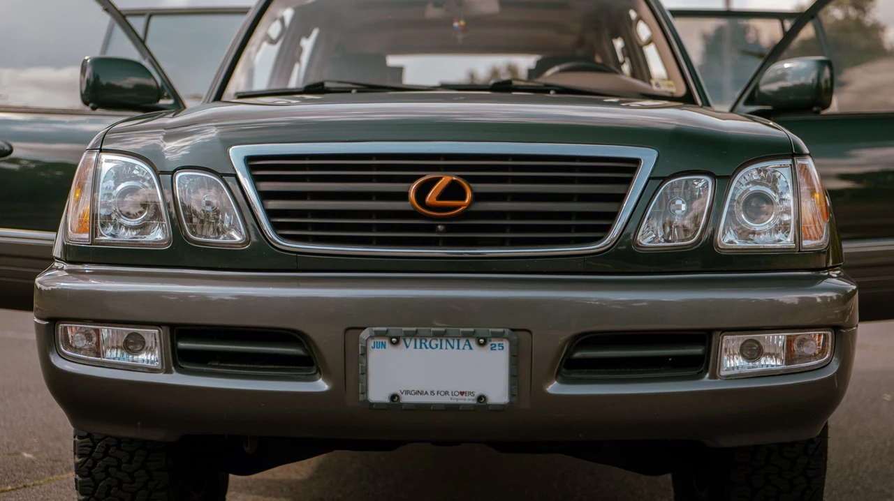 1999 Lexus LX 2nd Gen - Image 16 of 31