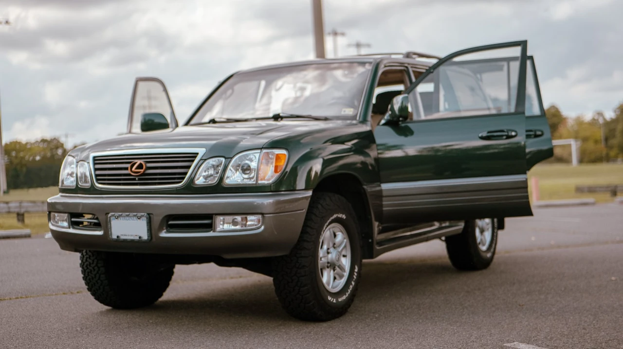1999 Lexus LX 2nd Gen - Image 10 of 31