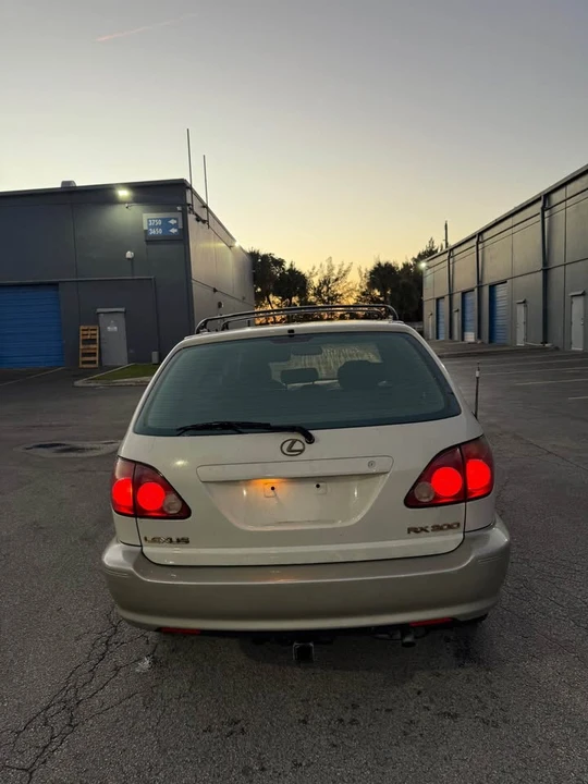 1999 Lexus RX 1st Gen - Image 4 of 8