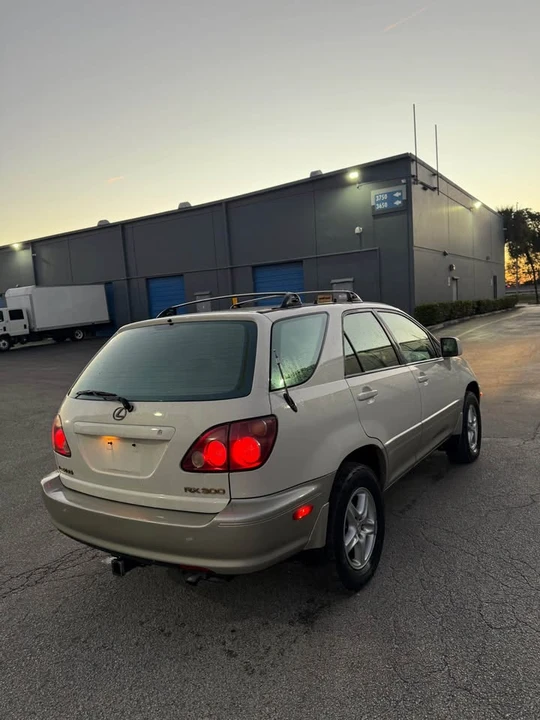 1999 Lexus RX 1st Gen - Image 3 of 8